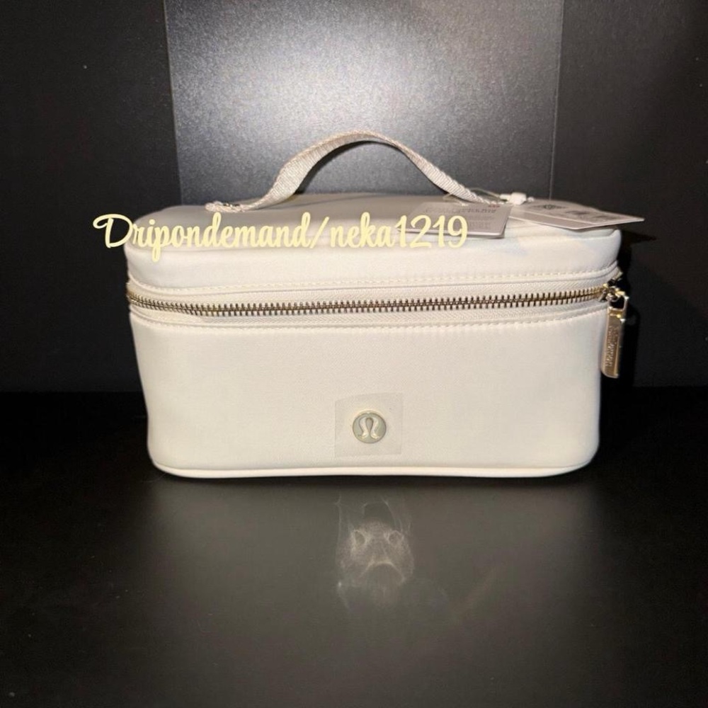 Lululemon Travel Toiletry Bag 3.5L- Light Ivory/Sheer Oak - Picture 3 of 11